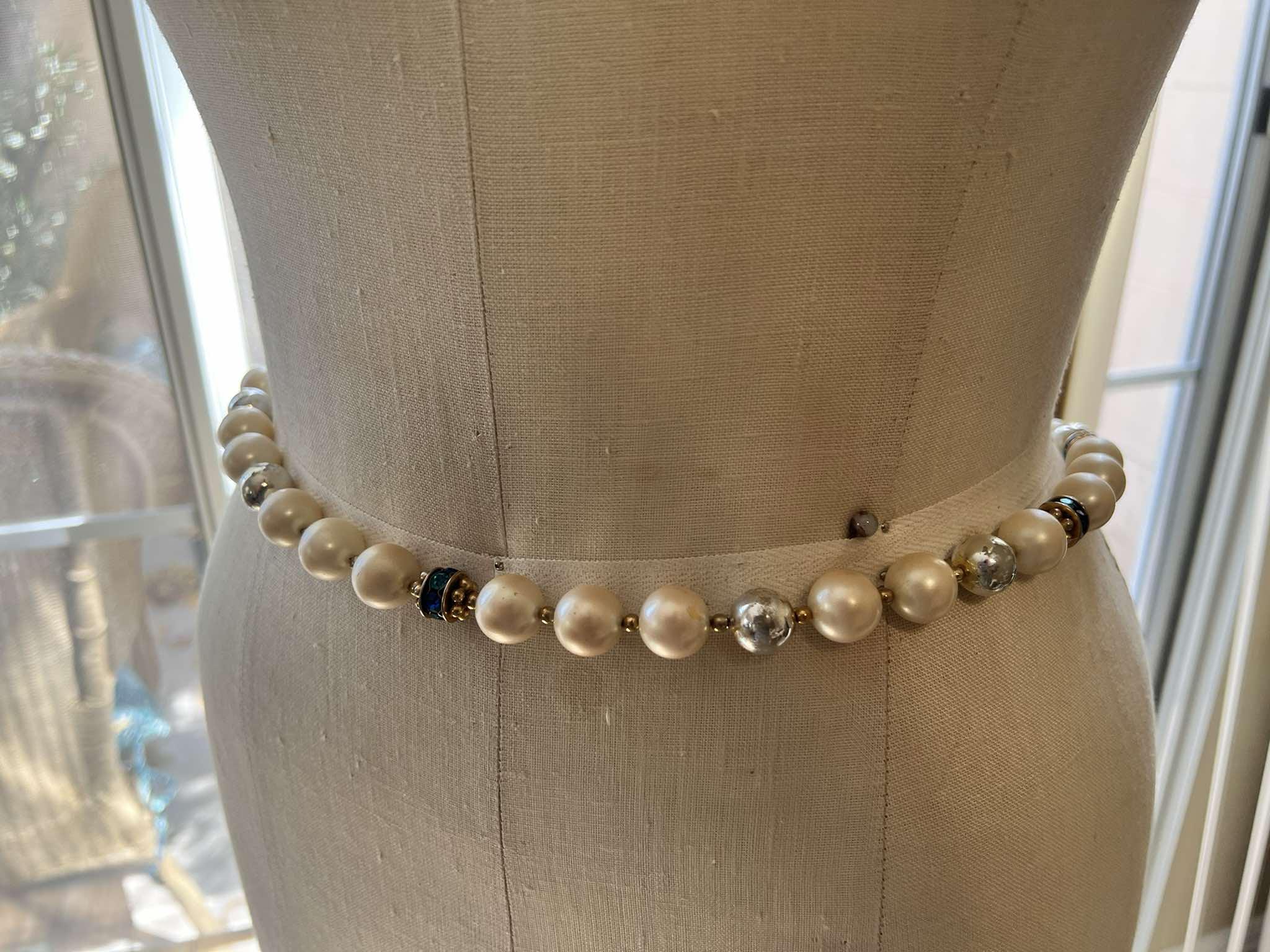 ⚜️Vintage pressed antique gold-tone & faux pearl link waist belt or necklace Vintage Gold Pearl Chain Belt: Adjustable Body Jewelry - Etsy main image 2
