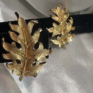 Crown Trifari Earrings, Gold Tone Leaves Clip On Earrings