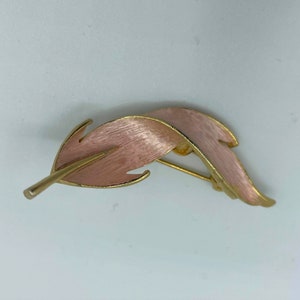 Broche feuille pastel signée JJ Épingle en émail rose L-2 pouces