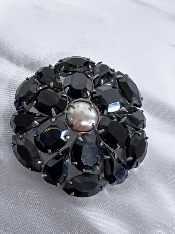 Vintage Black rhinestone circular brooch from 1930