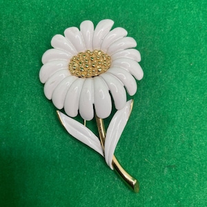 Daisy Brooch by MONET ,Daisy is April Birth month Flower