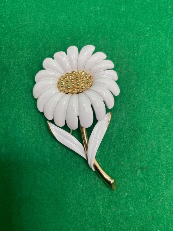 Daisy Brooch by MONET ,Daisy is April Birth month 