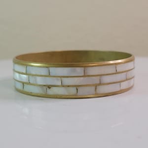 Bracelet jonc vintage, nacre incrustée et laiton