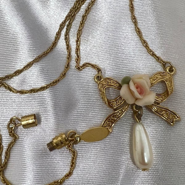 Miniature Gold ton Bow Rose pearl Pendant necklace