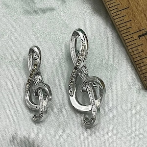 Paar Vintage Gehämmerte Filigree Violinschlüssel Brosche