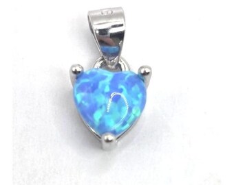Colgante de corazón de ópalo azul, delicado, hecho a mano en plata de ley, 0,5" x 0,25" NUEVO