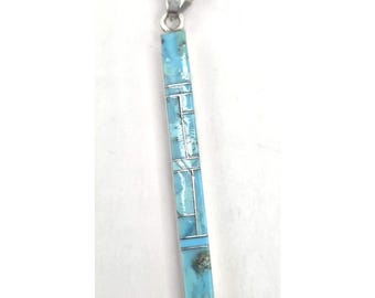 Colgante reversible de 2 pulgadas con incrustaciones de plata esterlina, turquesa y búfalo blanco, firmado.