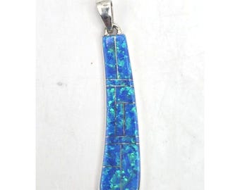 Colgante de plata de ley con incrustaciones de ópalo azul, barra estrecha de 3,8 cm x 0,6 cm. Hecho a mano. NUEVO.