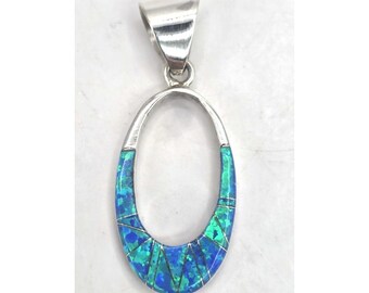 Colgante ovalado de ópalo con múltiples piedras preciosas, reversible, con incrustaciones de plata de ley y firmado SM.