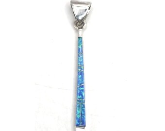 Colgante de ópalo azul y ónix con incrustaciones de plata de ley, barra de 3,8 cm de largo, reversible y firmado.
