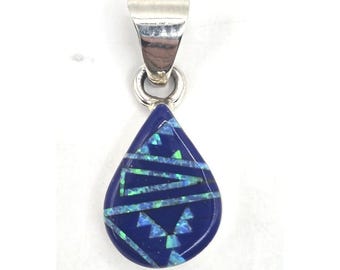 Colgante de lágrima de ópalo azul y lapislázuli con estampado azteca, hecho a mano, delicado y firmado, NUEVO.