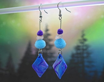 Die Traumwolke | Blau + Lila | Handgemachte bunte Funky Polymer Clay Pompom Statement Mutige moderne hypoallergene Ohrringe