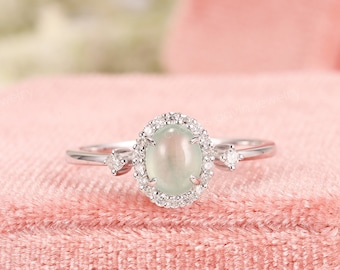 Vintage ijsmuntgroene ijzige jadeïetring, diamanten halo-instellingen, minimalistische jade verlovingsring, klasse A Birmese jade, jubileumringen