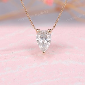Collar de moissanita de talla pera de oro de 14K, colgante de diamantes lacrimógenos, collar mínimo de solitario, gargantilla delicada linda, collar en capas de oro rosa