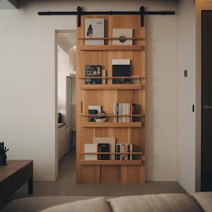 Minimalistische Schiebetür aus Holz mit Integriertem Bücherregal für Moderne Wohnzimmer- oder Studio-Trennwand