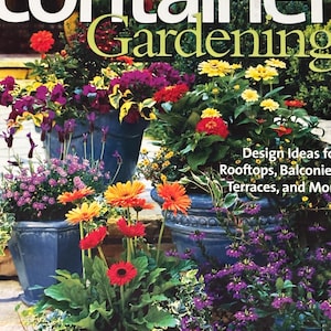 Puede incluir: Una portada de libro titulada Container Gardening con el subtítulo Design Ideas for Rooftops, Balconies, Terraces, and More. La portada muestra macetas de cerámica azul llenas de flores coloridas en tonos naranja, rojo, amarillo y morado.