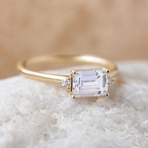 1.75 CT Emerald Cut Moissanite Engagement Ring, Solitaire Engagement Ring, 8x6mm Emerald Cut Lab Diamond Ring, Emerald Cut Wedding Ring,
