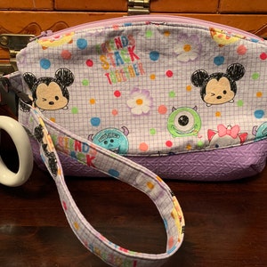 Disney Monsters Inc Clutch ~ Lila Portemonnaie Handtasche ~ Handtasche ~ Smartphone Reisetasche