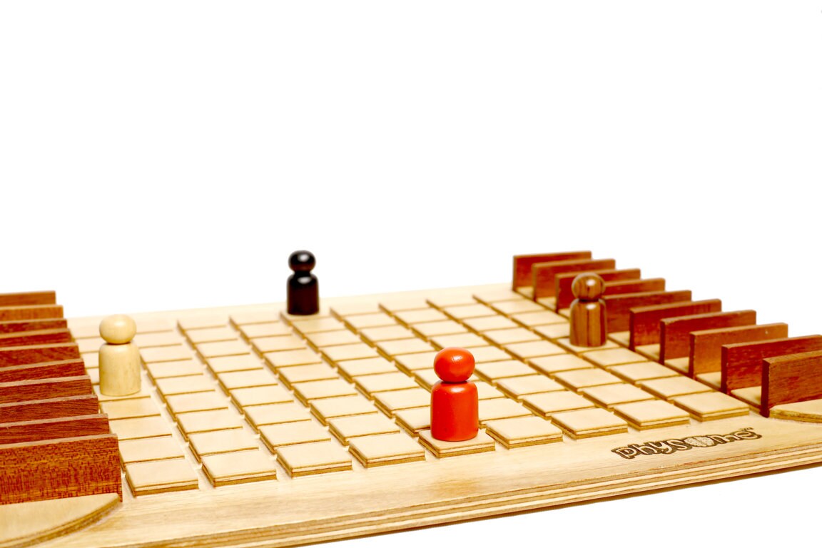 FAMOUS GAME, WOODEN Board Game, Quoridor 24 Player Wall Trapme