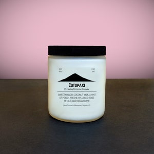 Może przedstawiać: Biała świeca w słoiku o wadze 227g z czarną pokrywką. Etykieta zawiera napis "COTOPAXI" nad grafiką g&oacute;rską. Etykieta wymienia r&oacute;wnież zapach jako słodkie mango, mleko kokosowe, brzoskwinia, płatki r&oacute;ż i trzcina cukrowa. Ręcznie nalewana w Wirginii, USA.