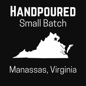 Może przedstawiać: Czarno-biała grafika z napisem "HANDPOURED Small Batch" nad białym konturem stanu Wirginia. Tekst "Manassas, Virginia" jest wyświetlany pod konturem stanu.