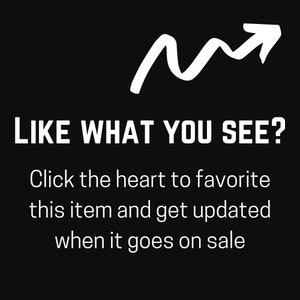 Może przedstawiać: Czarne tło z białym tekstem: &bdquo;LIKE WHAT YOU SEE?&rdquo; i &bdquo;Kliknij serce, aby dodać ten przedmiot do ulubionych i otrzymywać powiadomienia, gdy będzie w sprzedaży.&rdquo; Biały graficzny strzałka w prawym g&oacute;rnym rogu.