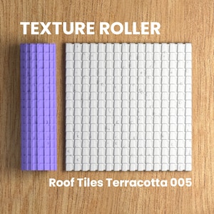 Peut inclure: Rouleau texturé violet pour créer un motif de tuiles de toit en terre cuite. Le rouleau est à côté d'un échantillon du motif qu'il crée. Le texte "Roof Tiles Terracotta 005" est sous l'échantillon.