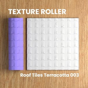 Könnte beinhalten: Eine violette Texturrolle mit einem Muster aus Dachziegeln. Die Rolle befindet sich neben einer Musterprobe, die weiß mit einer Terrakottafarbe ist. Der Text "Roof Tiles Terracotta 003" befindet sich unter der Probe.