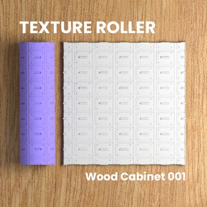 Pode incluir: Um rolo de textura roxo com um padrão repetitivo de quadrados. O rolo está ao lado de uma folha branca com o mesmo padrão. O texto "TEXTURE ROLLER" está no topo da imagem. O texto "Wood Cabinet 001" está abaixo da imagem. O texto "3D MAKER SPACE" está no canto inferior direito da imagem.