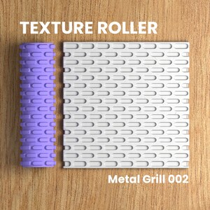 Può includere: Un rullo di texture viola con un motivo ripetitivo di forme ovali. Il rullo è accanto a una griglia di metallo bianca con un motivo simile. Il testo "Metal Grill 002" è sotto la griglia.