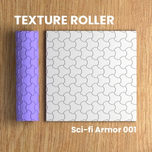 Peut inclure: Un rouleau à texture violet avec un motif géométrique. Le rouleau est à côté d'un carré blanc avec le même motif. Le texte "Sci-fi Armor 001" est sous le carré.