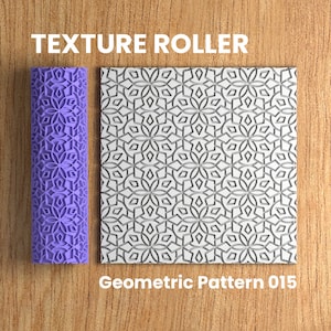 Op de afbeelding: Paarse textuurroller met een geometrisch patroon. De roller wordt gebruikt om een ​​herhalend patroon op oppervlakken te creëren. Het patroon is een geometrisch ontwerp met een witte achtergrond en zwarte lijnen. De tekst "Geometric Pattern 015" staat onder de roller.