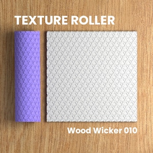 Puede incluir: Un rodillo de textura morado con un patrón hexagonal repetitivo. El rodillo está al lado de una muestra del patrón, que es blanco y tiene una textura de mimbre de madera. El texto "Wood Wicker 010" está debajo de la muestra.