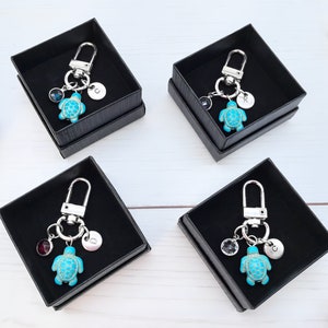 Llavero personalizado de tortuga marina pequeña con letra, llavero de tortuga con piedra de nacimiento, tortuga de viaje, ideas de regalos de cumpleaños para esposo o amigos