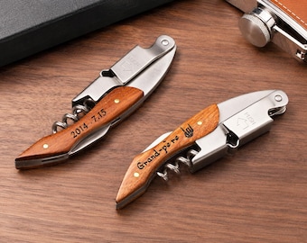 Sacacorchos personalizado grabado con estuche de piel sintética y mango de madera. Ideal como regalo de cumpleaños o boda para el padrino de boda.