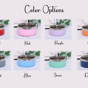 K&ouml;nnte beinhalten: Acht Edelstahl-Haustier-Schalen mit verschiedenen Au&szlig;enfarben. Die Schalen sind in zwei Reihen mit jeweils vier Schalen angeordnet. Die Farben sind rot, rosa, lila, orange, grau, blau, gr&uuml;n und dunkelblau.