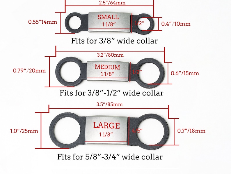 Puede incluir: Tres chapas de perro plateadas con lazos de goma negra. Las chapas est&aacute;n etiquetadas como "SMALL 1 1/8", "MEDIUM 1 1/8" y "LARGE 1 1/8". Cada chapa tiene medidas en pulgadas y mil&iacute;metros.