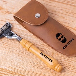 Kit de rasage pour homme gravé personnalisé - Rasoir de sûreté avec manche en bois, blaireau et support, cadeau parfait pour papa, garçons d'honneur, cadeau de fête des pères.