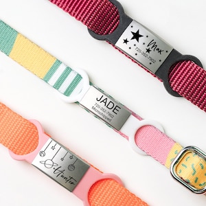 K&ouml;nnte beinhalten: Drei bunte Hundehalsb&auml;nder mit personalisierten Metalletiketten. Die Halsb&auml;nder sind rot, rosa und orange mit verschiedenen Mustern. Die Etiketten sind mit den Namen "Max", "Jade" und "Hunter" sowie Telefonnummern graviert.