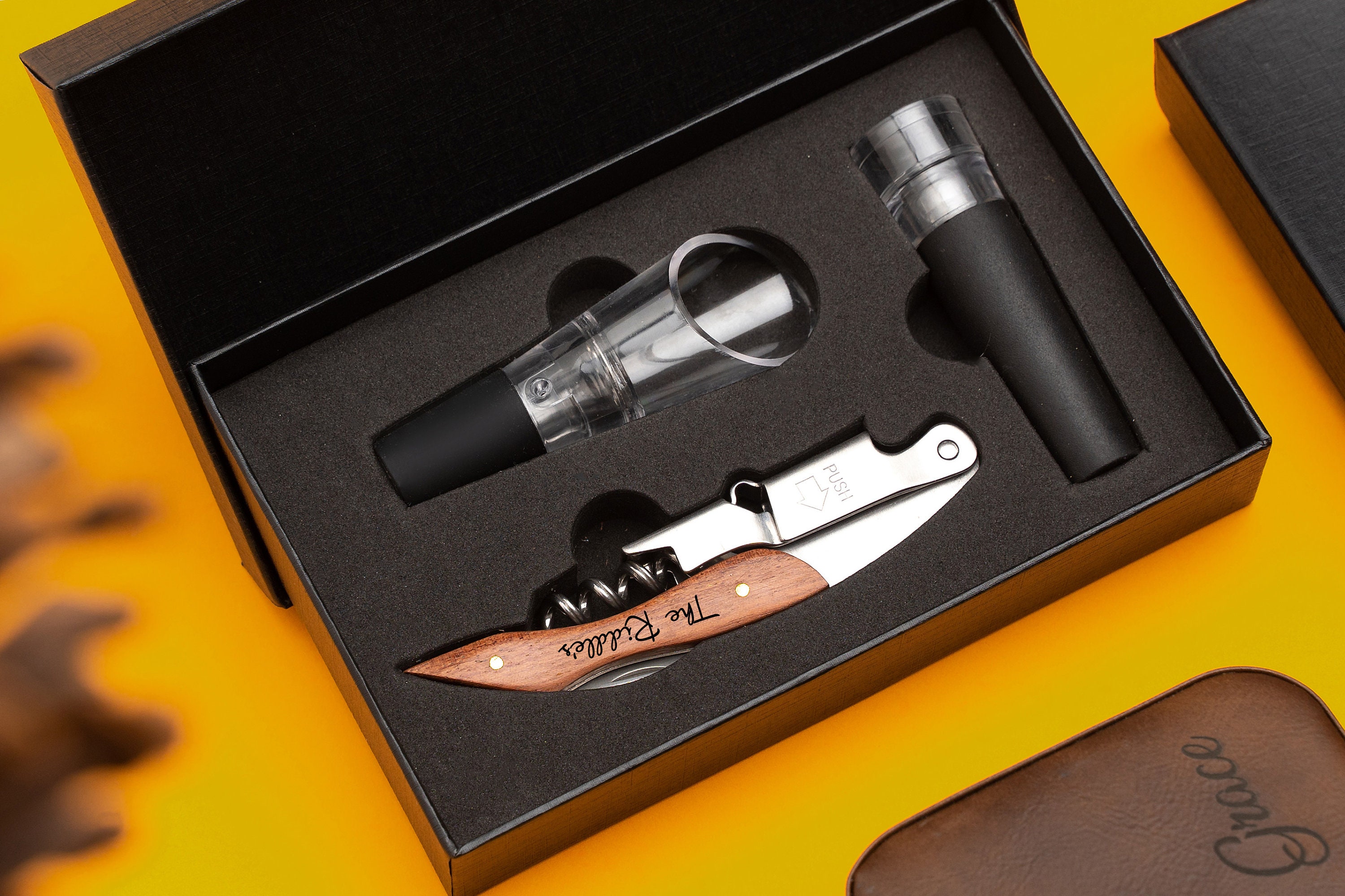 Set Completo Da Sommelier - Cavatappi Manuale Con 5 Accessori Per Vino (Taglierina, Versatore, Tappo) - Idea Regalo Elegante