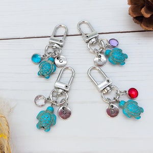 Llavero personalizado de tortuga marina pequeña con letra, amuleto de buena suerte, regalo para mamá, llavero de tortuga de viaje con piedra de nacimiento, regalo de llavero de graduación