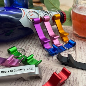 Massen gravierter benutzerdefinierter Schlüsselanhänger Flaschenöffner, personalisierter Schlüsselanhänger für Party, gravierter kundenspezifischer Bier-Schlüssel-Anhänger für Hochzeits-Gastgeschenke, Bieröffner