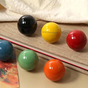 Perillas redondas de cerámica para gabinete, perilla de tocador colorida, perilla de bola de color puro, tirador de bola de colores grabados a medida, tirador de armario, perillas de cerámica modernas