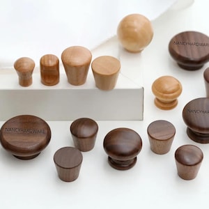 Kleine Holzknäufe aus Holz, Nussbaum Knäufe, individuell gravierte Massivholzknöpfe, Mini-Schrankknäufe, Buchenholzknöpfe, Küchengriffe
