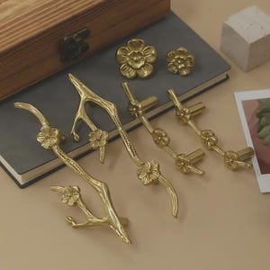 Puxadores em forma de galho de flor de ameixeira/Puxadores de gaveta em forma de flor em latão maciço/Puxadores de armário em forma de galhos/Puxadores de porta de guarda-roupa/Puxadores de armário/Puxadores de cômoda e cozinha