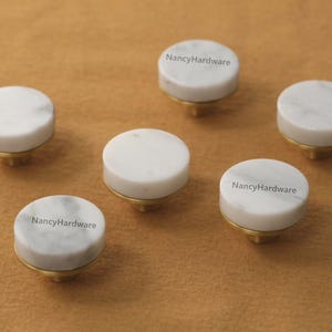Natürliche Marmor Knöpfe Nordic Luxus Messing Knauf / Moderne weißen Marmor Messing Schubladenknäufe / Custom Engraved Garderobe Pulls / Büros Knobs / Cafés Knob