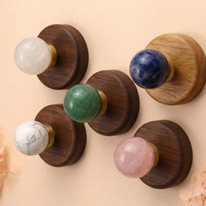 Ganchos de cristal natural en forma de bola, ganchos para abrigos de lapislázuli, cuarzo, jade y madera de latón, decoración bohemia para el hogar, perchas de pared rústicas, gancho con base de nogal y haya.