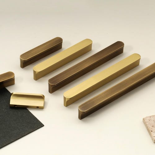 Poignée d'armoire en cuivre simple poignée de tiroir minimaliste moderne Poignée de porte gravée sur mesure Poignée de placard extra longue en laiton massif