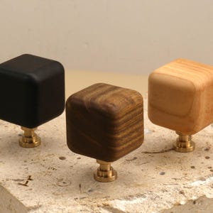 Legno naturale con pomello di base in ottone/Maniglia per cassetto in ebano nero/Maniglia per armadio in sandalo verde/Maniglia per anta dell'armadio in legno di pesco/Pomelli quadrati da cucina