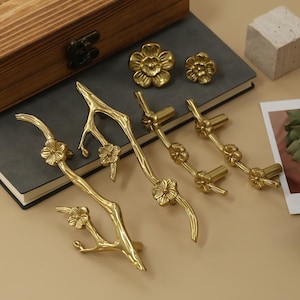 梅の花のノブ/真鍮製の花の引き出しハンドル/花の枝のキャビネットの取っ手/ワードローブのドアの取っ手/食器棚のノブ/ドレッサーのキッチンハンドル